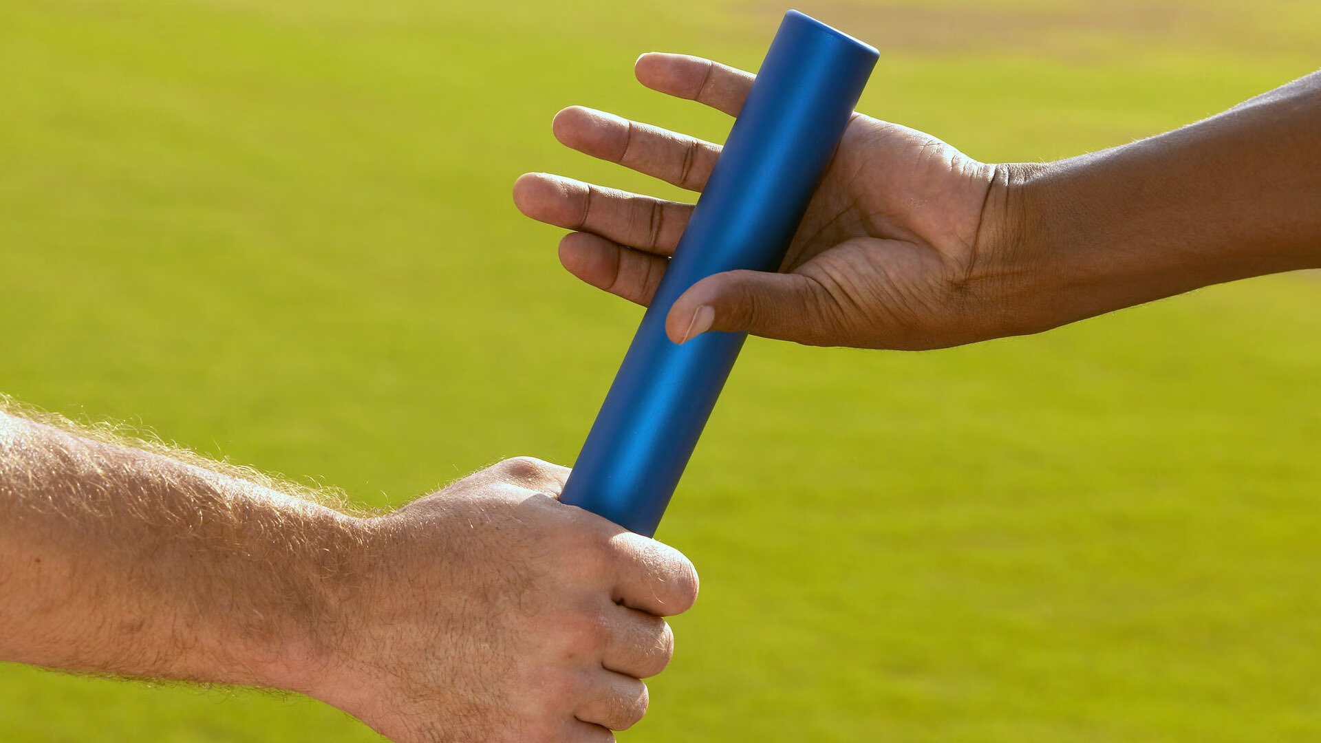 游泳比赛最后冲刺阶段激烈